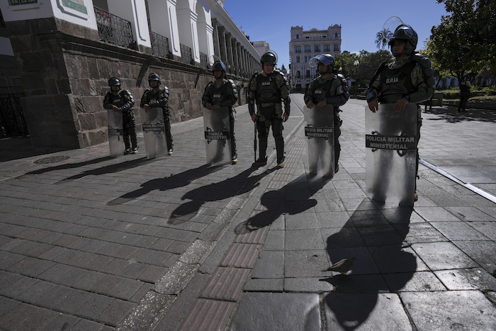 La policía militar custodia el palacio presidencial en Quito, Ecuador, el jueves 10 de agosto de 2023.