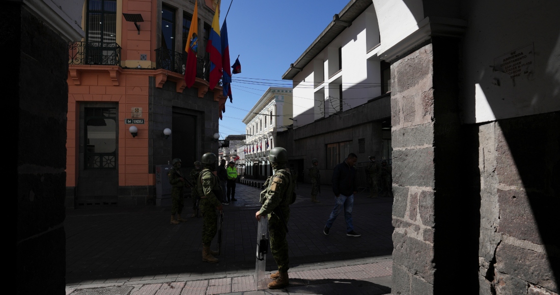 La policía militar custodia el centro histórico de Quito, Ecuador, el jueves 10 de agosto de 2023.