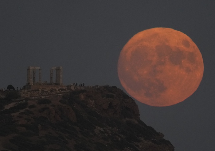 La súperluna detrás del templo antiguo de Poseidón, a unos 70 kilómetros (45 millas) al sur de Atenas, el miércoles 30 de agosto de 2023.