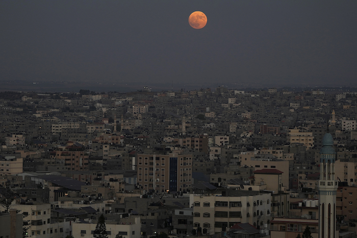 La súperluna en el cielo sobre viviendas de Gaza, el miércoles 30 de agosto de 2023.