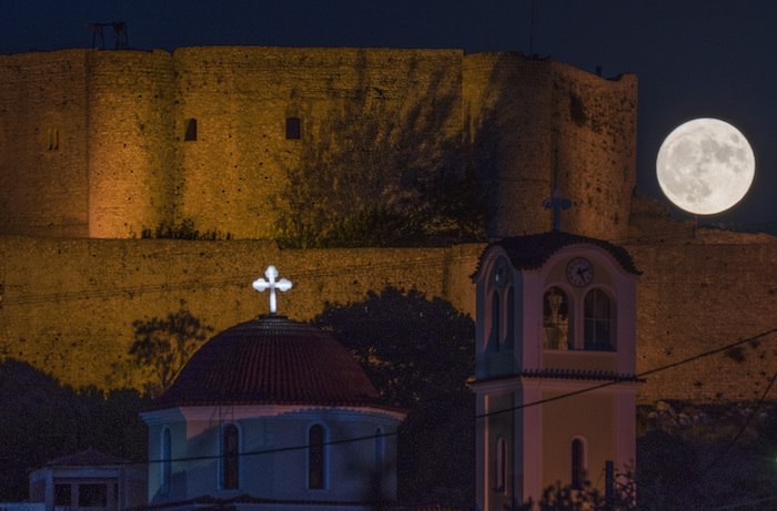 La súperluna, por detrás del castillo medieval de Chlemoutsi, en Kyllini, en el Peloponeso, Grecia, el 30 de agosto de 2023.