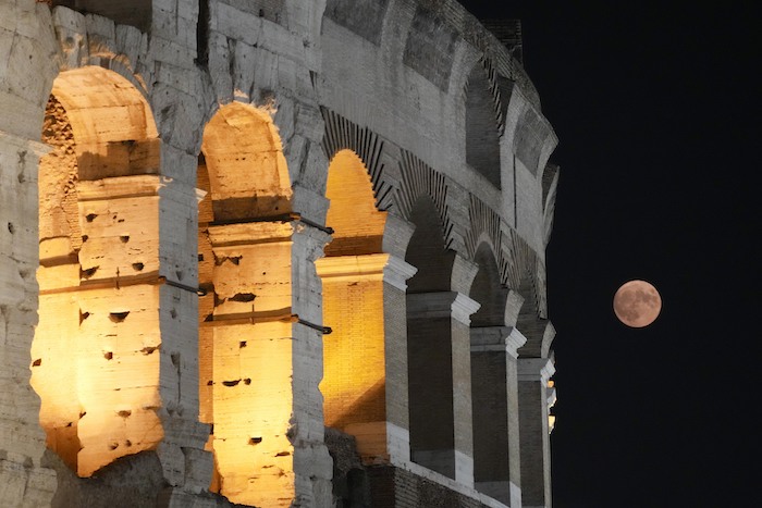 La súperluna sobre el Coliseo de Roma, el miércoles 30 de agosto de 2023.