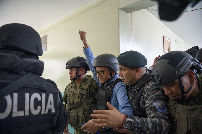 Las fuerzas de seguridad escoltan al candidato presidencial Christian Zurita, del "Movimiento Construye", luego de que votara en las elecciones anticipadas en Quito, Ecuador, el domingo 20 de agosto de 2023.