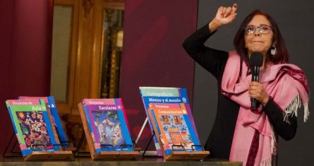 Leticia Ramírez Amaya, Secretaria de Educación Pública, con los nuevos libros de texto de la SEP en el Salón Tesorería de Palacio Nacional. Foto: Rogelio Morales, Cuartoscuro