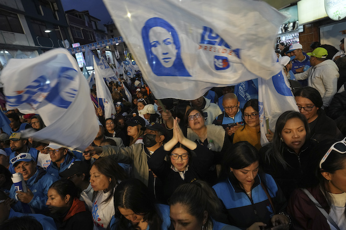 Los partidarios de Luisa González, candidata presidencial del Movimiento Político Revolución Ciudadana, animan durante un mitin antes de las elecciones anticipadas, programadas para el 20 de agosto en Quito, Ecuador, el miércoles 16 de agosto de 2023.