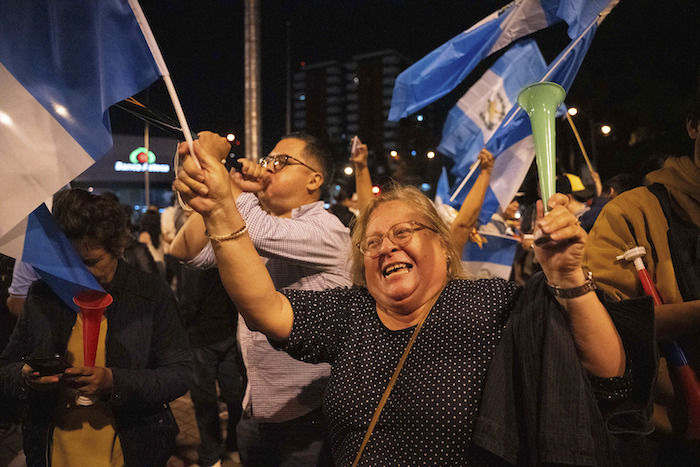 Los partidarios del candidato presidencial Bernardo Arévalo celebran su esperada victoria en la segunda vuelta de las elecciones presidenciales en la Ciudad de Guatemala, el domingo 20 de agosto de 2023.