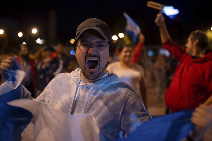 Los partidarios del candidato presidencial Bernardo Arévalo celebran su esperada victoria en la segunda vuelta de las elecciones presidenciales en la Ciudad de Guatemala, el domingo 20 de agosto de 2023.