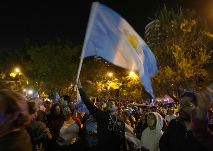 Los partidarios del candidato presidencial Bernardo Arévalo celebran después de que los resultados preliminares lo mostraran vencedor en la segunda vuelta de las elecciones presidenciales en la Ciudad de Guatemala, el domingo 20 de agosto de 2023.