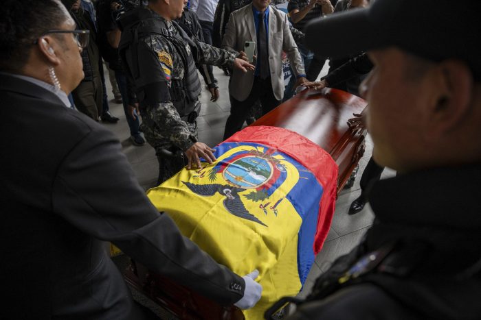 Los restos del candidato presidencial asesinado Fernando Villavicencio a su llegada al cementerio Camposanto Monteolivo para su entierro, el viernes 11 de agosto de 2023, en Quito, Ecuador.