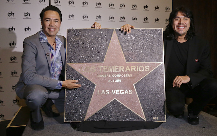 Los Temerarios, Gustavo y Adolfo Ángel, de izquierda a derecha, posan con su estrella al incorporarse al Paseo de las Estrellas de Las Vegas el 13 de septiembre del 2012.