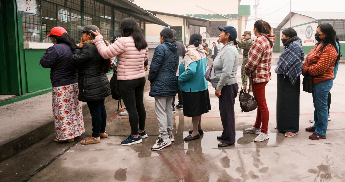 Los votantes hacen fila en un colegio electoral durante las elecciones presidenciales anticipadas en San Miguel del Común, Ecuador, el domingo 20 de agosto de 2023.