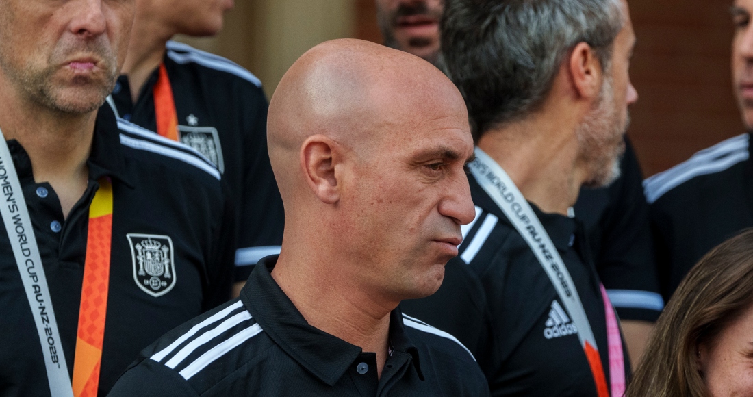 El presidente de la federación española de futbol, Luis Rubiales (centro) posa con las jugadoras de la selección de España que conquistó el Mundial femenino, en el Palacio de La Moncloa, el martes 22 de agosto de 2023, en Madrid.