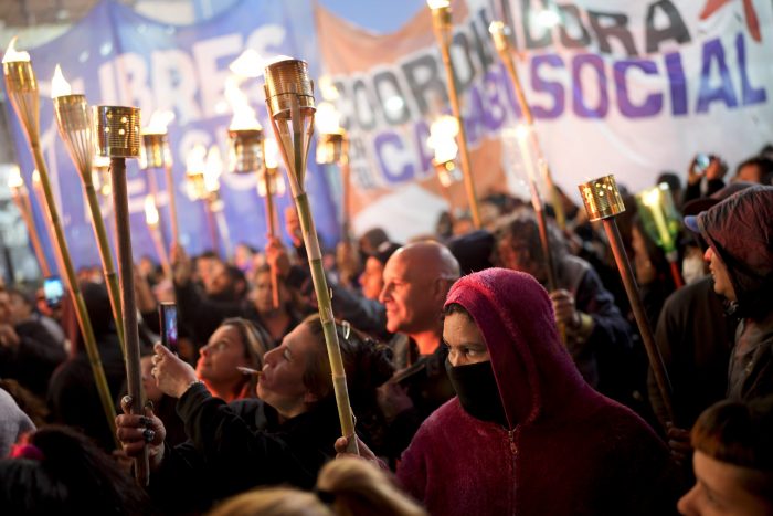 Manifestantes marchan contra el Gobierno, para reclamar salarios más altos ante una inflación anual de más del 100 por ciento, una creciente pobreza y una rápida depreciación de su moneda, en Buenos Aires, Argentina, el 19 de abril de 2023.