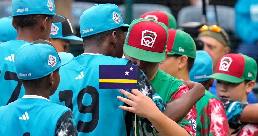 Markok Mejía, de México, recibe el abrazo de Juan Cleto Ferreras, de Curazao, que se impuso en el juego de Pequeñas Ligas del jueves 24 de agosto de 2023, en South Williamsport, Pennsylvania. Foto: Gene J. Puskar, AP