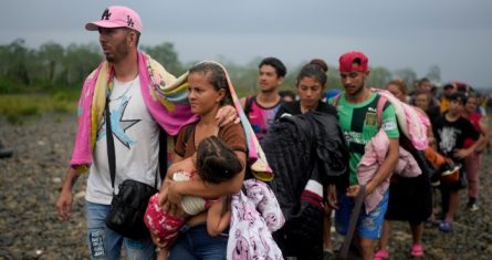 Numerosos migrantes hacen fila para subir a una embarcación en Bajo Chiquito, Panamá, el 7 de mayo de 2023, tras cruzar a pie la selva del Darién desde Colombia, con la esperanza de alcanzar Estados Unidos.