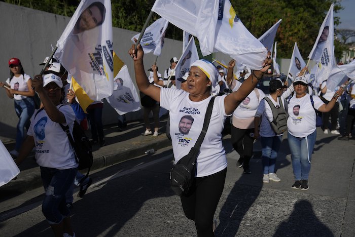 Partidarios de Jan Topic, candidato presidencial de la Coalición País Sin Miedo, caminan durante un acto de campaña en el centro de Guayaquil, Ecuador, el miércoles 16 de agosto de 2023.