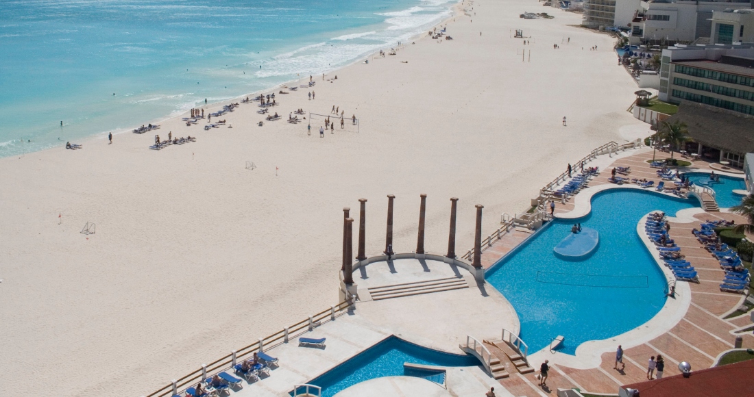 Turistas en la playa Gaviota Azul de Cancún, México, el 2 de marzo de 2010. Foto: Israel Leal, AP