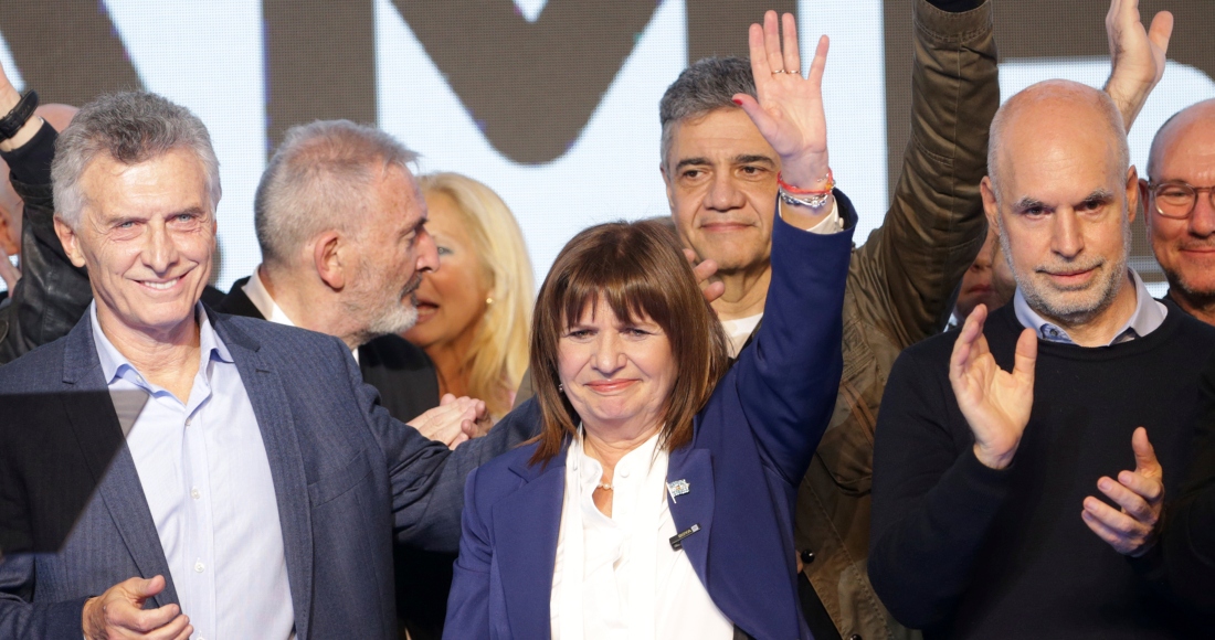 La candidata presidencial Patricia Bullrich, al centro, el excandidato Horacio Rodríguez Larreta, a la derecha, y el expresidente argentino Mauricio Macri, a la izquierda, celebran en la sede de la campaña de la coalición Juntos por el Cambio tras las elecciones primarias en Buenos Aires, Argentina, el domingo 13 de agosto de 2023. Foto: Daniel Jayo, AP