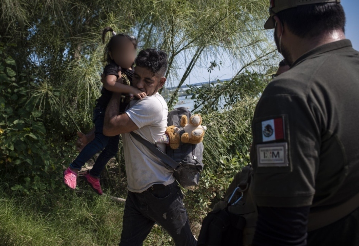 El Gobierno del Presidente Joe Biden demandó a Texas por haber colocado grandes boyas en las últimas semanas en el río Bravo (llamado Rio Grande en Estados Unidos), con el argumento de que esa barrera acuática entraña un riesgo ambiental y humanitario. Foto: Pedro Anza, Cuartoscuro