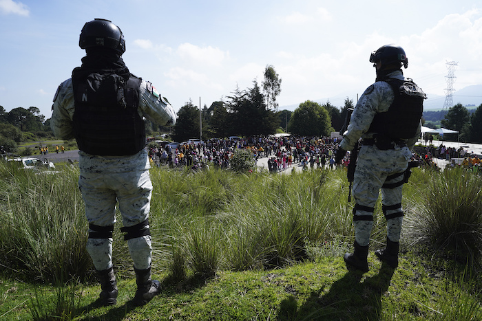 Escoltados por elementos de la Guardia Nacional, pobladores se reúnen para plantar pinos el 13 de agosto de 2023 en San Miguel Topilejo, un pueblo ubicado al sur de la Ciudad de México.