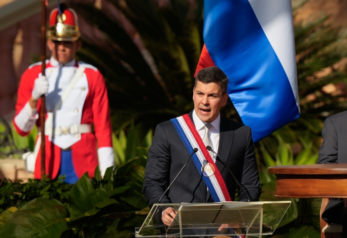 El nuevo Presidente de Paraguay, Santiago Peña, habla después de prestar juramento el día de su toma de posesión en Asunción, Paraguay, el martes 15 de agosto de 2023. Foto: Jorge Saenz, AP