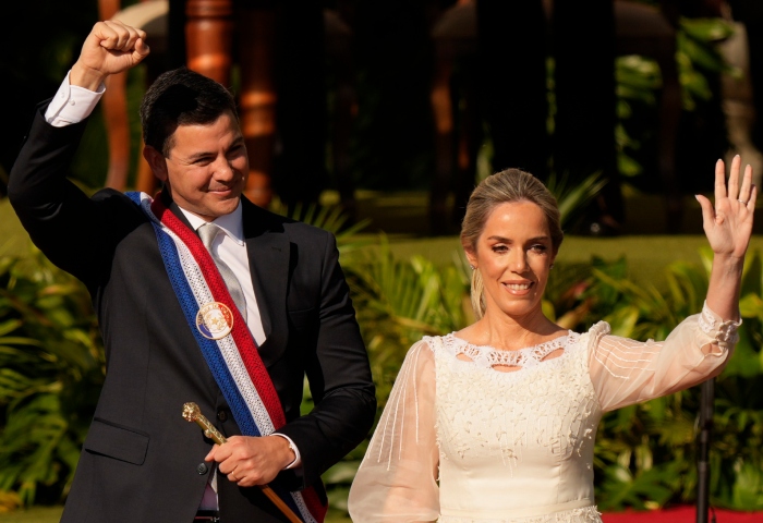 El nuevo Presidente de Paraguay, Santiago Peña, y su esposa, Leticia Ocampos, saludan el día de su investidura en Asunción, Paraguay, el martes 15 de agosto de 2023. Foto: Jorge Saenz, AP