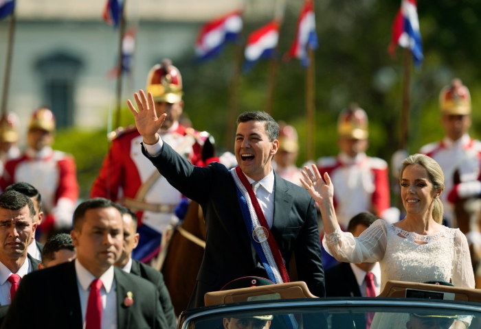 El nuevo Presidente de Paraguay, Santiago Peña, y su esposa, Leticia Ocampos, saludan desde un automóvil mientras se dirigen a la Catedral el día de la asunción de Peña en Asunción, Paraguay, el martes 15 de agosto de 2023. Foto: Jorge Saenz, AP