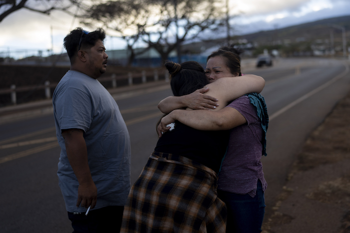 Nora Bulosan, a la derecha, y Hannah Tomas, residentes de Lahaina que sobrevivieron a un incendio que devastó al poblado, se consuelan mutuamente tras reunirse con la esperanza de poder acceder a sus casas, el miércoles 16 de agosto de 2023, en Lahaina, Hawai.