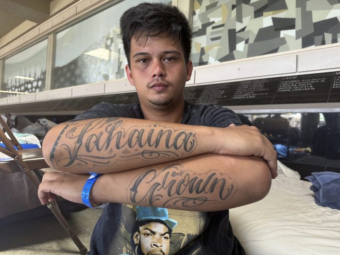 Richy Palalay, nacido y criado en Lahaina, Hawai, muestra su tatuaje con la frase "Lahaina Grown" en un albergue temporal en Wailuku, Hawai, el sábado 12 de agosto de 2023.