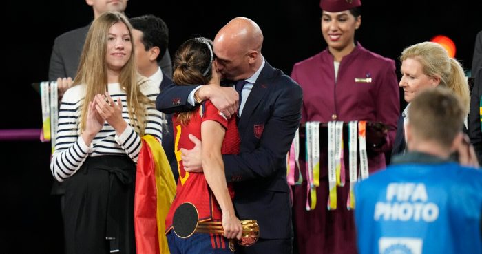 El ahora expresidente de la federación española de fútbol, Luis Rubiales (derecha) abraza a la volante Aitana Bonmatí en el podio tras la victoria de España ante Inglaterra en la final del Mundial femenino, el domingo 20 de agosto de 2023, en Sidney. A la izquierda aparece la infanta Sofía. Foto: Alessandra Tarantino, AP: