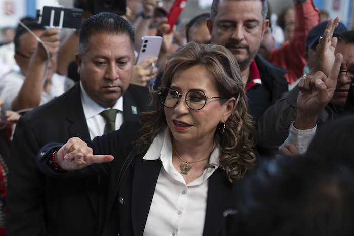 Sandra Torres, candidata presidencial por el partido UNE, muestra su dedo teñido con tinta electoral después de votar en la segunda vuelta de las elecciones presidenciales en Ciudad de Guatemala, el domingo 20 de agosto de 2023.