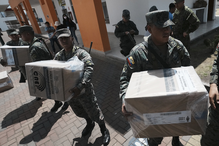 Soldados entregan materiales electorales en un centro de votación en Quito, Ecuador, el sábado 19 de agosto de 2023.