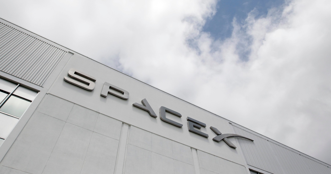 Fotografía del exterior de la sede de SpaceX en Hawthorne, California, tomada el 25 de mayo de 2023. Foto: Jae C. Hong, AP