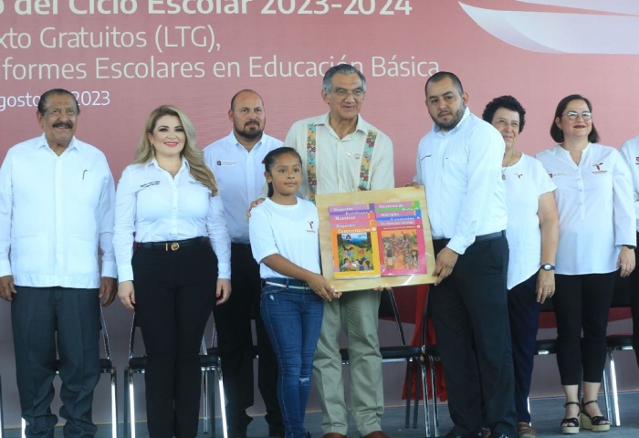 Previo al comienzo de la ceremonia de inicio de cursos realizada en el patio de la escuela “Alberto Carrera Torres”, ubicada en el municipio de San Fernando, Villarreal Anaya hizo un enlace en vivo con la conferencia matutina del Presidente Andrés Manuel López Obrador. Foto: Gobierno de Tamaulipas