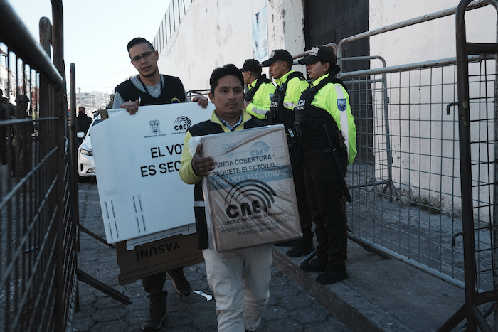 Trabajadores del Consejo Nacional Electoral llevan materiales electorales a la prisión El Inca, para los detenidos que no están condenados pero cuyos casos están en proceso, para votar anticipadamente en las elecciones presidenciales en Quito, Ecuador, el jueves 17 de agosto de 2023. 