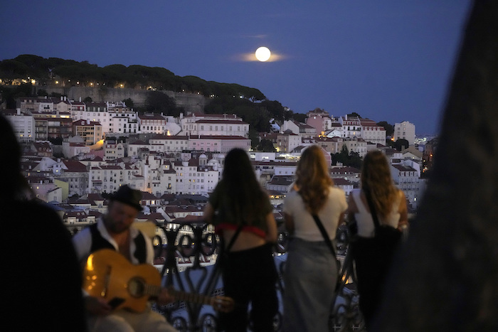 Un grupo observa la súperluna sobre Lisboa, el 30 de agosto de 2023.