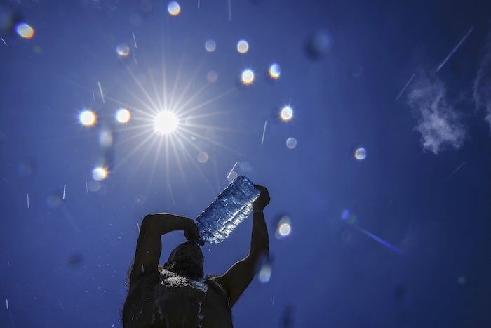 Un hombre se echa agua sobre la cabeza para refrescarse en un día muy caluroso en Beirut, Líbano, el 16 de julio de 2023.