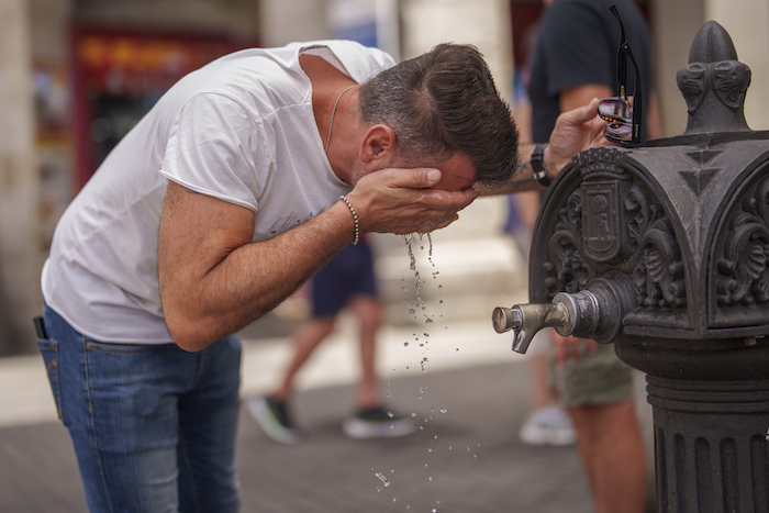 En esta imagen de archivo, un hombre se refresca en en una fuente durante un día caluroso y soleado en Madrid, el 19 de julio de 2023.