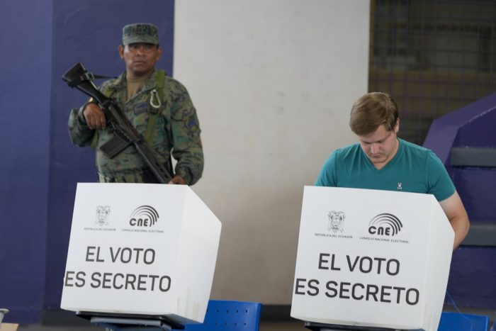 Un hombre vota durante las elecciones presidenciales anticipadas en Guayaquil, Ecuador, el domingo 20 de agosto de 2023.