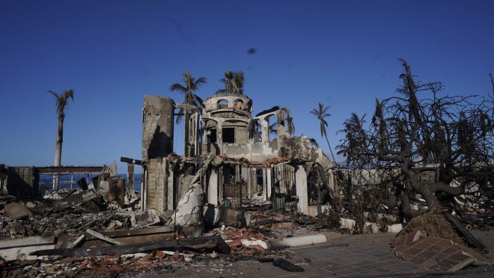 Un inmueble quedó reducido a ruinas tras el voraz incendio forestal en Lahaina, Hawai, de acuerdo con esta imagen tomada el sábado 12 de agosto de 2023. 