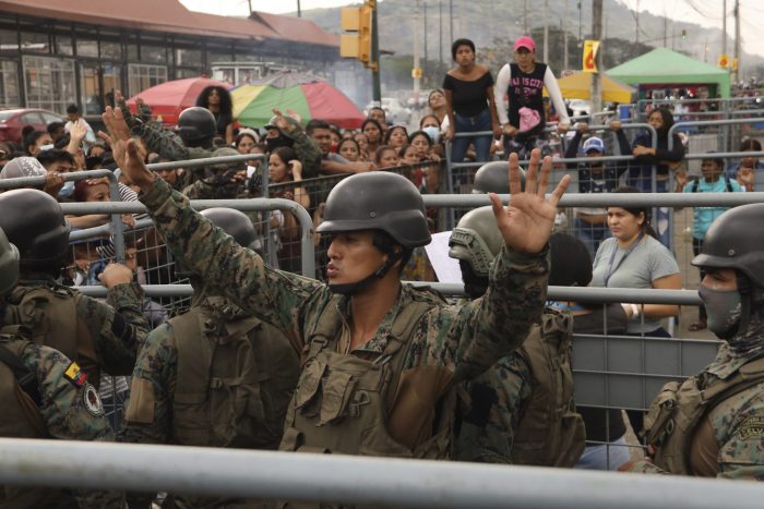 Un soldado pide calma para amigos y familiares de presos que piden información después de enfrentamientos mortales en el Penal Litoral, en Guayaquil, Ecuador, el 25 de julio de 2023.