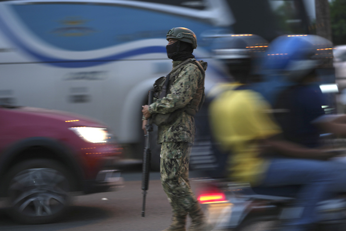 Un soldado vigila el tráfico el 20 de julio de 2023 en el Puente Unidad Nacional que conecta la localidad de Durán con Guayaquil, Ecuador.