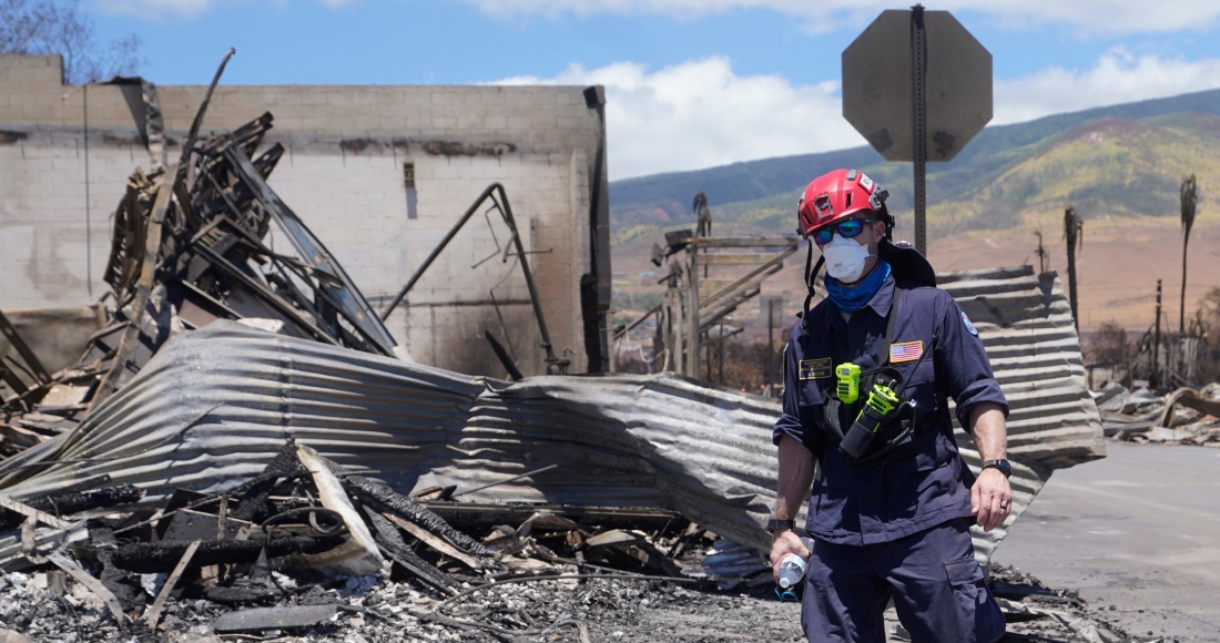 Un trabajador de búsqueda y rescate camina por una calle el sábado 12 de agosto de 2023 en Lahaina, Hawai, tras incendios forestales que causaron graves daños.