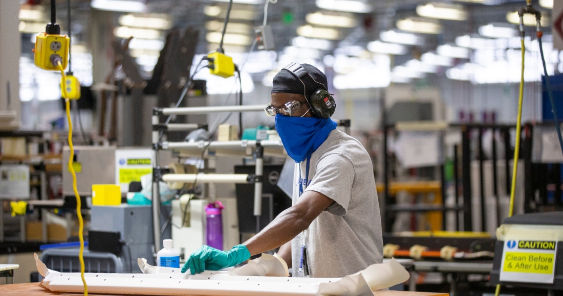 Un trabajador prepara materiales y herramientas para la construcción en el Boeing Interiors Responsibility Center en North Charleston, Carolina del Sur, 31 de mayo de 2023.