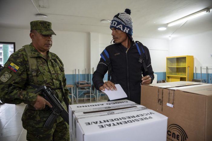 Un votante mira a un soldado que vigila las urnas durante las elecciones presidenciales anticipadas en Quito, Ecuador, el domingo 20 de agosto de 2023.