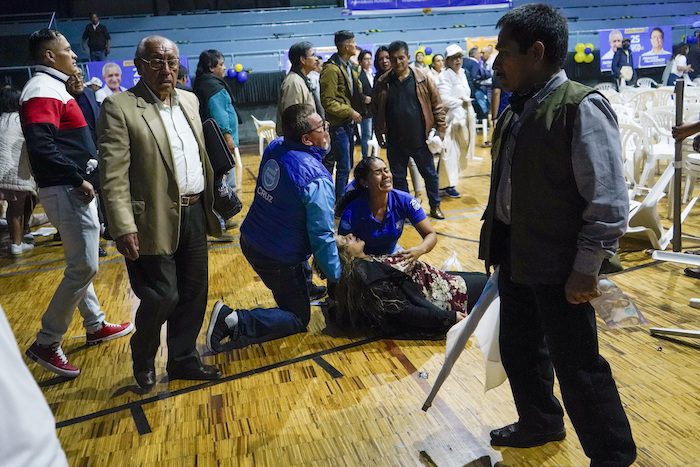 Una mujer simpatizante del candidato presidencial Fernando Villavicencio yace herida tras el ataque por disparos en el que Villavicencio fue asesinado a la salida de un acto electoral en un colegio de Quito, Ecuador, el miércoles 9 de agosto de 2023 2023.