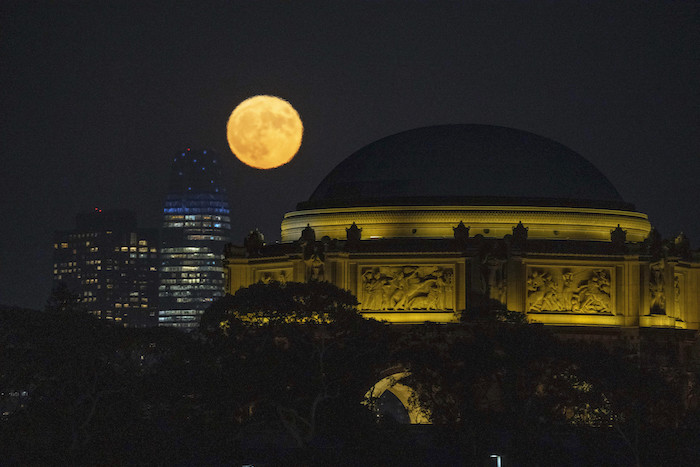 Una súperluna azul, entre la torre Salesforce y el Palacio de Bellas Artes, en San Francisco, el 30 de agosto de 2023.