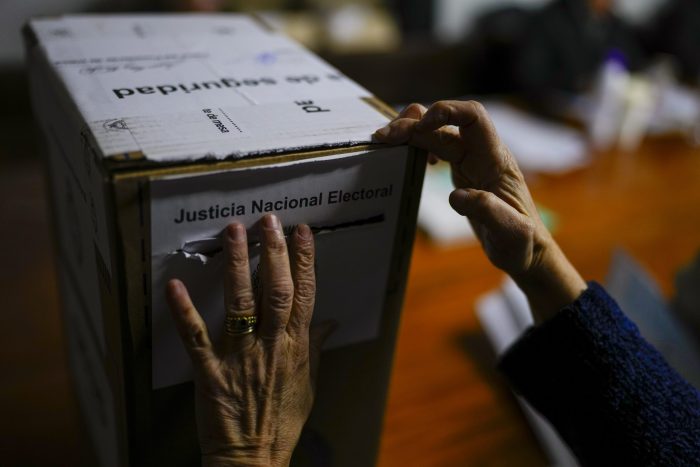 Una votante emite su voto para las elecciones primarias en Buenos Aires, Argentina, el domingo 13 de agosto de 2023.