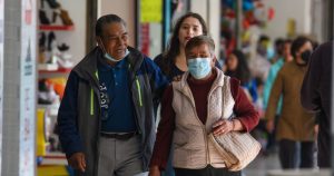 El uso de cubrebocas en el Valle de Toluca continúa por parte de varias personas que acuden a realizar sus actividades de manera formal tomando las precauciones ante casos de influenza, gripa y COVID-19.