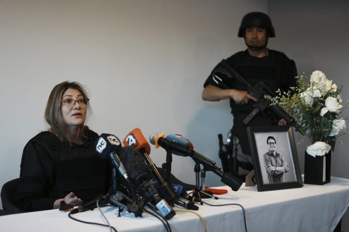 Verónica Sarauz, viuda del candidato presidencial Fernando Villavicencio recién asesinado, hace declaraciones a la prensa en el hotel Ibis en Quito, Ecuador, el sábado 12 de agosto de 2023.